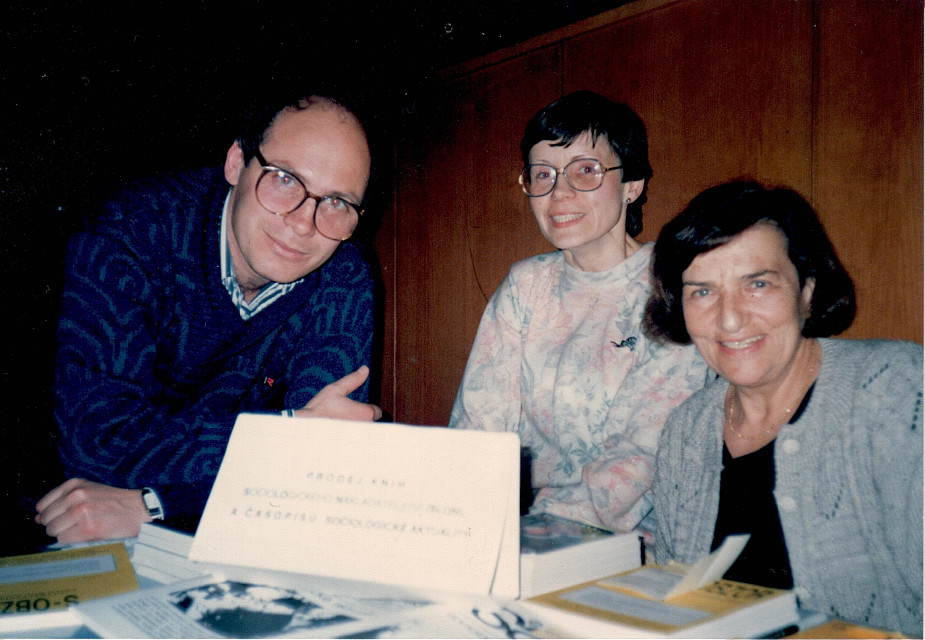 1992 – celý tehdejší pracovní tým SLONa: Jiří Ryba, Alena Miltová a Gertruda Denská