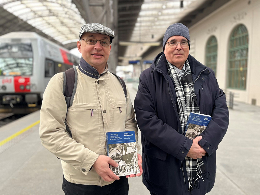 Jan Štemberk a Ivan Jakubec (zleva) s knihou Člověk na železnici 1
